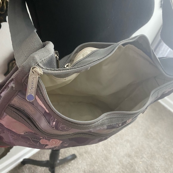 LeSportsac crossbody purse. - Picture 4 of 6